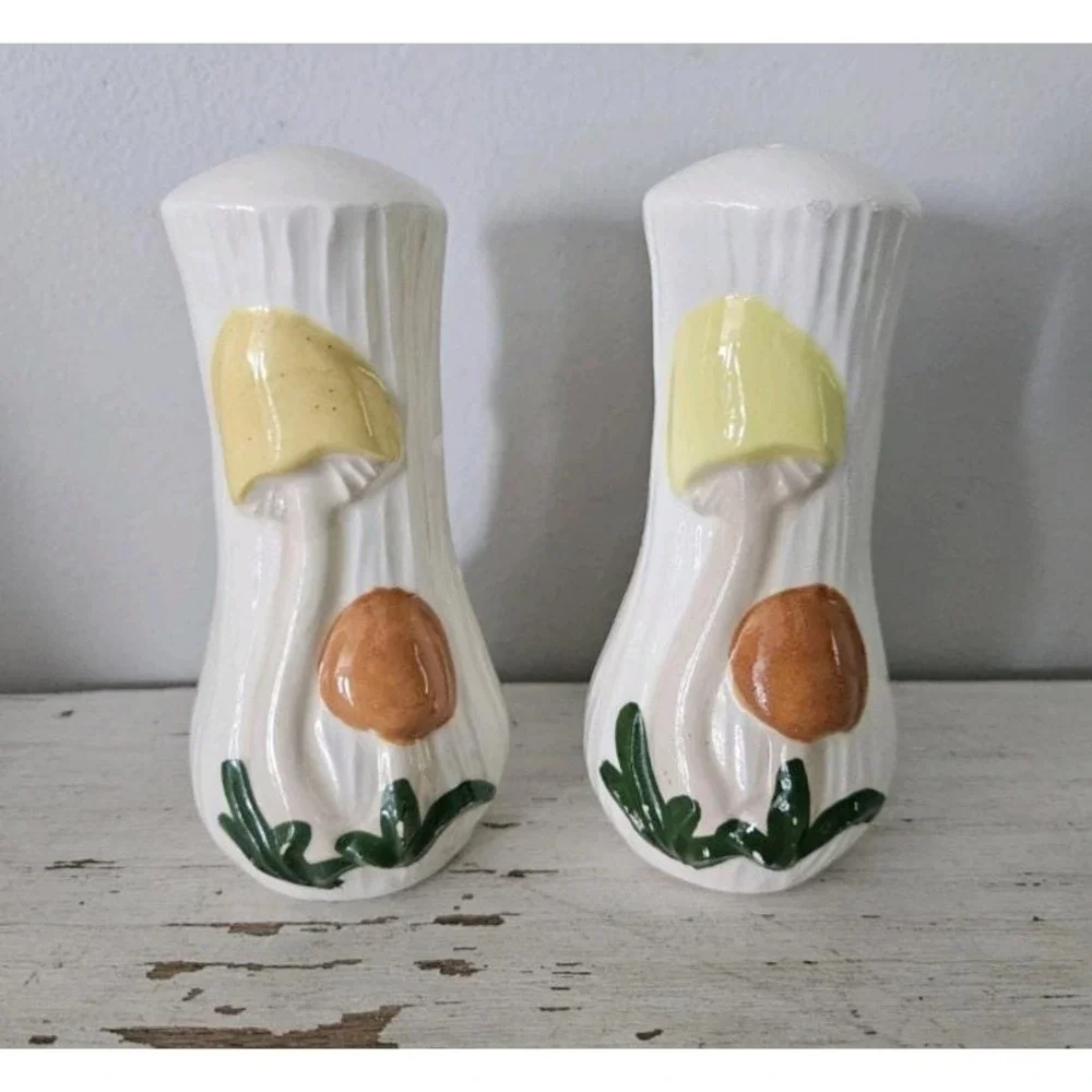 Vintage 1970s Porcelain Ceramic Arnels Mushroom Salt And Pepper Shakers